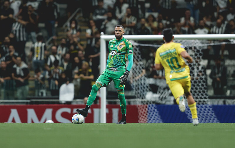 Everson brilha, defende dois pênaltis e Atlético elimina o Bucaramanga na Arena MRV